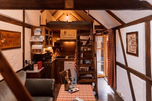 uma pequena cozinha com uma escada numa pequena casa em Apartment Altes Hinterhäusel em Freiberg