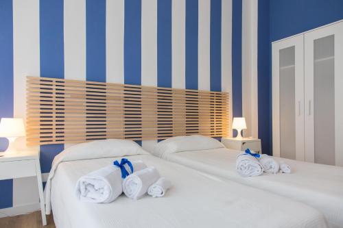 1 dormitorio con 2 camas y toallas. en Zammù, en Palermo