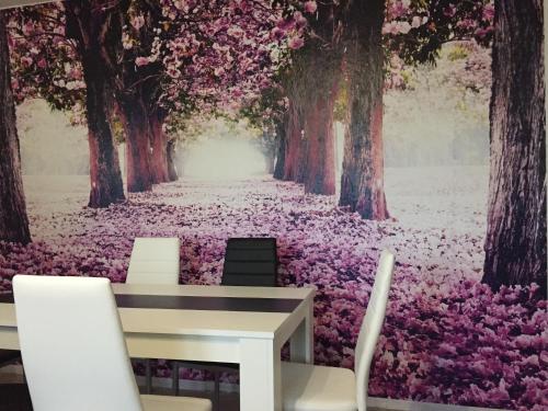ノイシュトレーリッツにあるFerienwohnung Neustrelitzのピンクの花に覆われた森の壁画