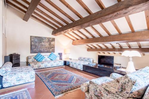 uma sala de estar com dois sofás e uma televisão em Prestige Signoria em Florença