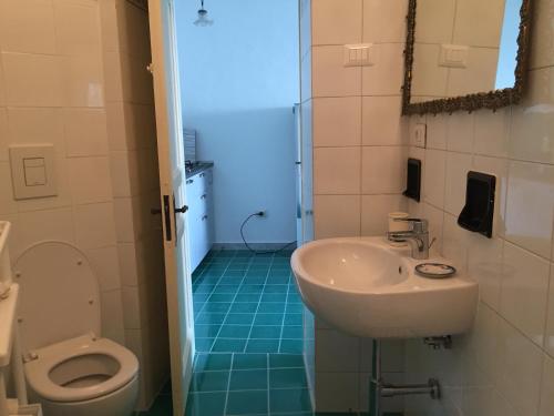 ヴィエトリにあるCasa Marinaのバスルーム(白い洗面台、トイレ付)