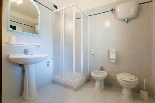 アッシジにあるHotel Franco Antonelliのバスルーム(シャワー、トイレ、シンク付)