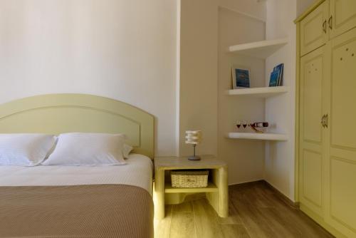 Postel nebo postele na pokoji v ubytování Ikies Santo Filoxenia Apartments