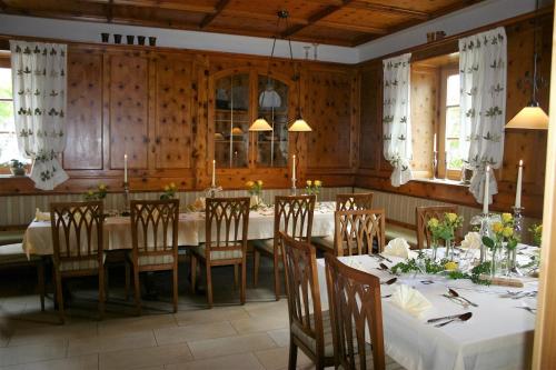 uma sala de jantar com uma mesa longa e cadeiras em Landgasthof zum Muller em Ruderting