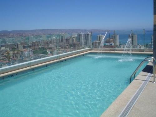 una gran piscina en la parte superior de un edificio en Departamento Edificio Boulevard Del Sol 1, en Viña del Mar