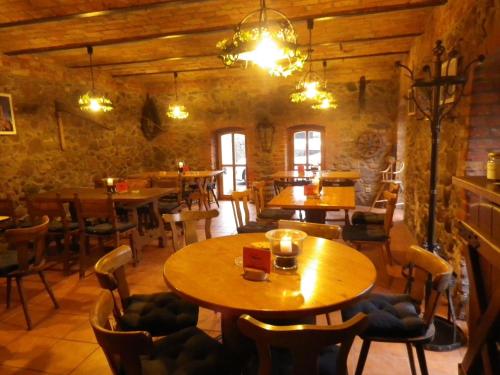 a restaurant with tables and chairs in a room at Hopfenkammer Schorfheide in Golzow