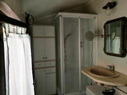 Kylpyhuone majoituspaikassa Casa vacanze Le mura