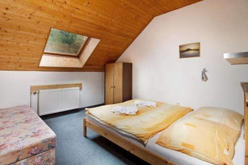 Postel nebo postele na pokoji v ubytování Apartments Monika