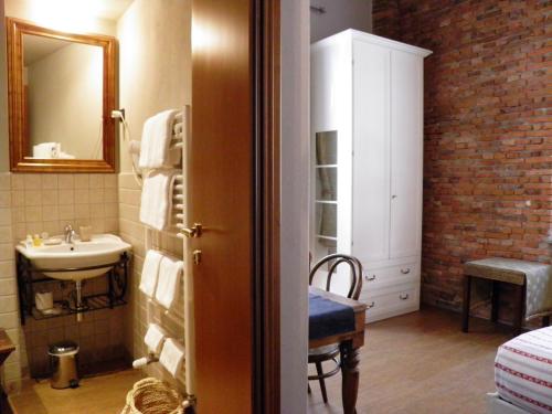 uma casa de banho com um lavatório e um espelho em In Centro Charme em Bérgamo