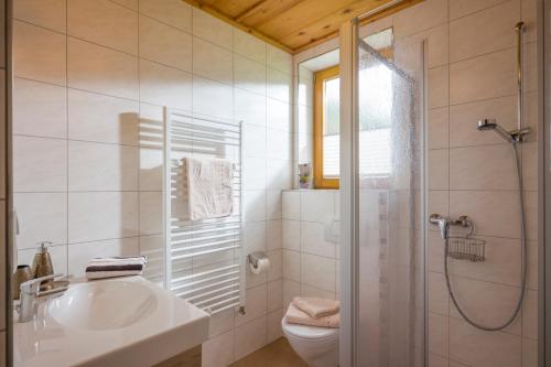 Kylpyhuone majoituspaikassa Ferienwohnung Knabl