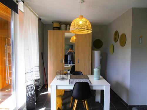 デュルビュイにあるStudio Le Vedeur avec balcon vue sur rivièreのキッチン(白いテーブル、黒い椅子付)