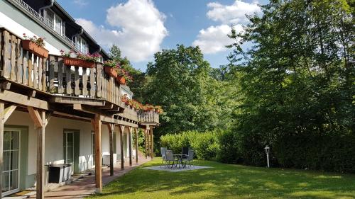 Taman di luar Schweizer Haus Wippra