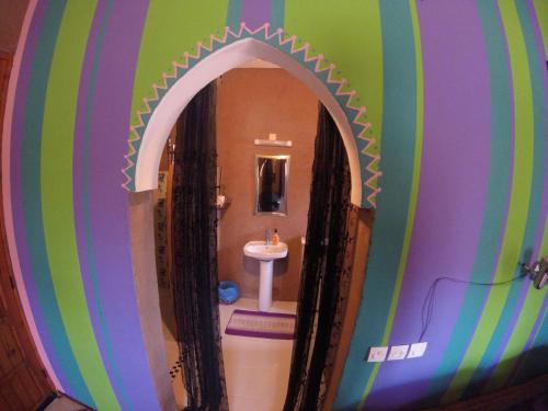 a bathroom with a large mirror in a room at Camping Auberge Zebra in Ouzoud