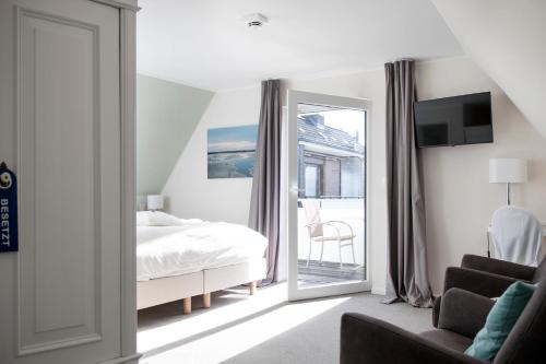 Postel nebo postele na pokoji v ubytování Hotel Jess am Meer