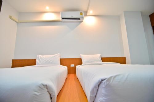 Ein Bett oder Betten in einem Zimmer der Unterkunft Sabuy Best Hotel Phayao