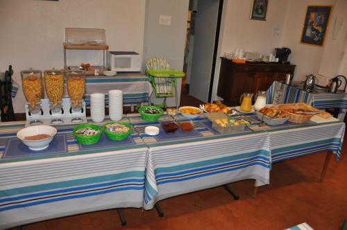 un tavolo con un buffet di cibo sopra di Hôtel Ttiki Etchea a Pyla-sur-Mer