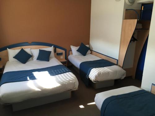 沙托雷納爾的住宿－雅嘉娜城市查特瑞納酒店，小房间设有两张床和椅子