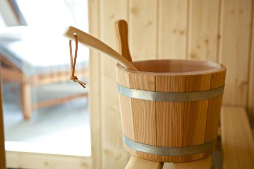 a wooden bucket with a spoon in a room at Hotel Jess am Meer in Büsum