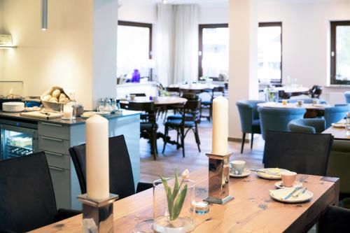 a restaurant with a wooden table and chairs and tables at Hotel Jess am Meer in Büsum
