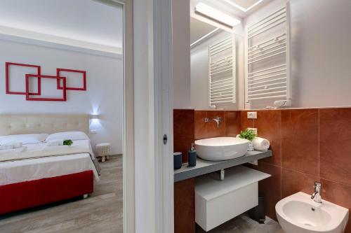 フィレンツェにあるMamo Florence - Dante & Virgilio Apartmentsのバスルーム(シンク、ベッド、鏡付)