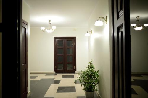 a hallway with a door and a potted plant at Dworek Zyskowskiego in Danowskie