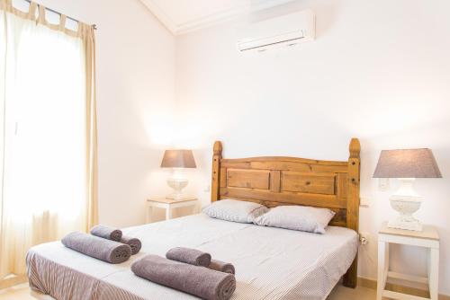 ein Schlafzimmer mit einem Bett mit zwei Kissen darauf in der Unterkunft Villa Veronica in Corralejo