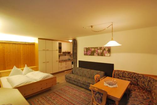 un soggiorno con divano e tavolo di Hotel Residence Rabenstein a Moso