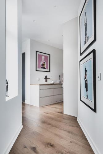 a white room with a sink and a mirror at Neumannsgate 4 in Bergen