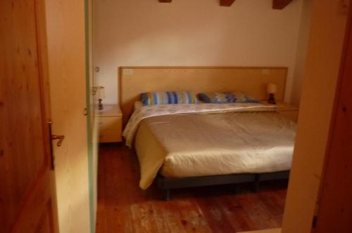BocenagoにあるCasa Lisetta CIPAT ZERO22018-AT-ZERO53007のベッドルーム(青い枕のベッド1台付)