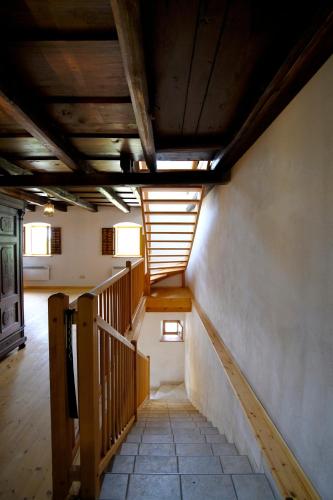 an empty room with a staircase and wooden ceilings at Weinkellerurlaub Röschitz in Roggendorf