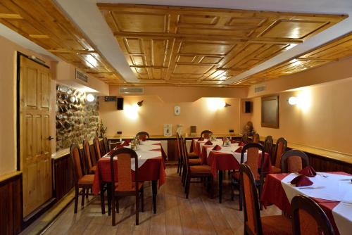 A restaurant or other place to eat at Hotel Restaurant Vodenitsata