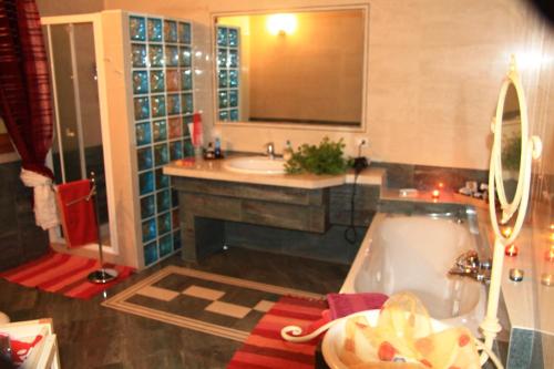 a bathroom with a bath tub and a sink at La Luce della Luna in Castelnovo Bariano