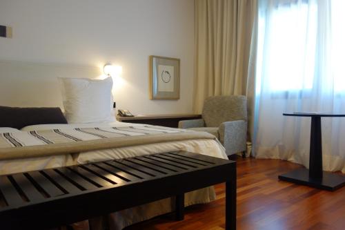 Habitación de hotel con cama y silla en Parador de Antequera, en Antequera