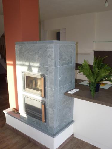 a model of a stone fireplace in a living room at Ferienbauernhof Koller (Familie Hofer) - Urlaub am Bauernhof in Helfenberg
