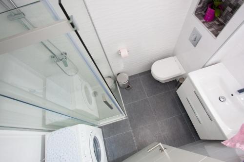 Un baño pequeño con lavabo e inodoro. en Apartment Ana, en Makarska