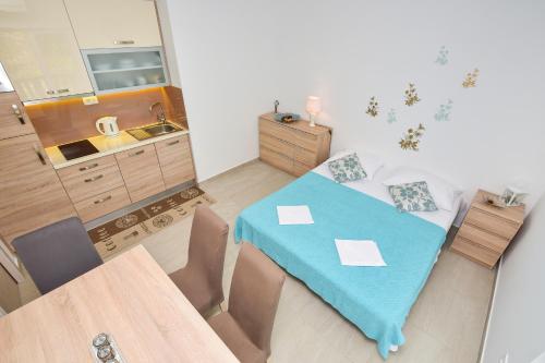 a small room with a table and a kitchen at Apartments Mustapic in Makarska