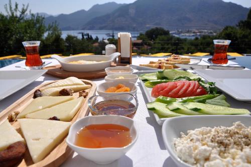 un tavolo apparecchiato con diversi tipi di formaggio e cibo di Gala Selimiye a Selimiye