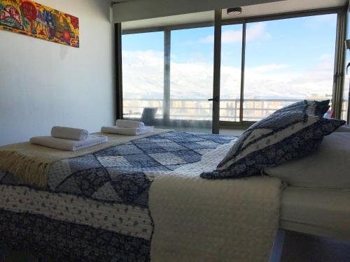 Cama o camas de una habitación en El Cosmopolita Apartment