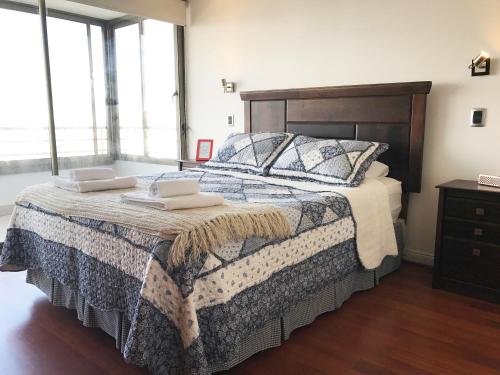 - une chambre avec un grand lit et 2 oreillers dans l'établissement El Cosmopolita Apartment, à Santiago