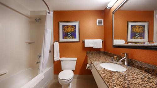 A bathroom at Best Western Plus Fresno Airport Hotel