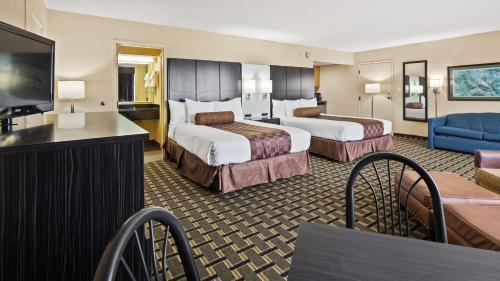 Katil atau katil-katil dalam bilik di Best Western Executive Inn