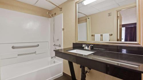 Bathroom sa Best Western Executive Inn