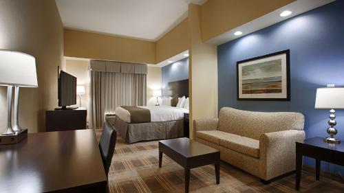 Zona d'estar a Best Western Plus Fort Worth Forest Hill Inn & Suites