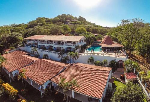 Ett flygfoto av Best Western Tamarindo Vista Villas