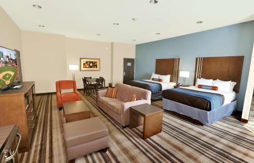 Habitación de hotel con 2 camas y sala de estar. en Best Western Plus Washington Hotel, en Washington