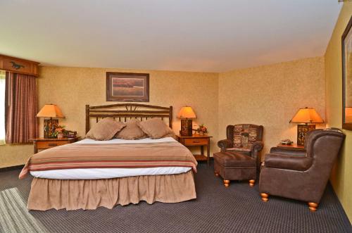 Ένα ή περισσότερα κρεβάτια σε δωμάτιο στο Best Western Plus Kelly Inn and Suites