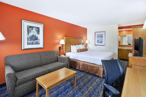 Ліжко або ліжка в номері Best Western Dulles Airport Inn