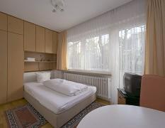 - une chambre avec un lit et une télévision dans l'établissement Appart International Boarding House, à Wurtzbourg