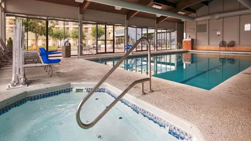 een zwembad met een glijbaan in het water bij Best Western Plus Silverdale Beach Hotel in Silverdale
