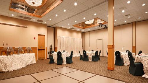 a banquet hall with tables and chairs in a room at Best Western Plus Silverdale Beach Hotel in Silverdale